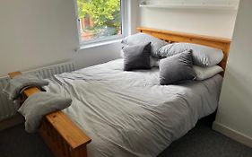 Cheerful 2 Bedroom House With Patio And Home Office